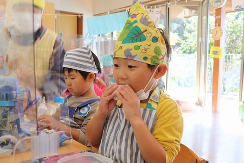 おいしそうに餅を食べる園児