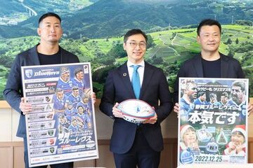 ポスターを手に笑顔を見せる山谷社長(右)と松本選手(左)