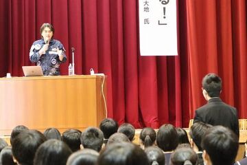 生徒の質問に答える山崎さん(奥)