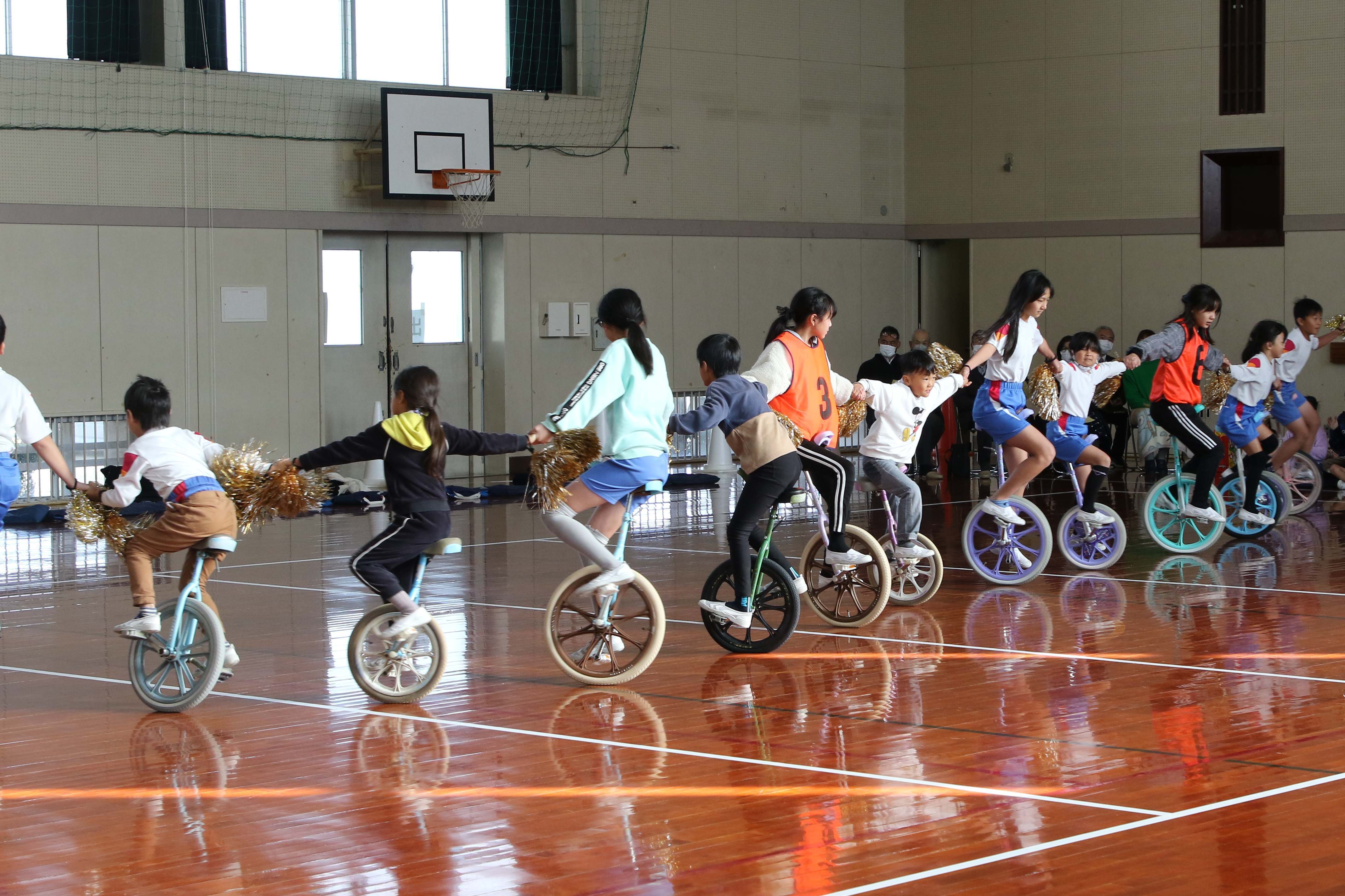2022年12月2日 30年の恒例行事 上内田小で一輪車演技発表会 - 掛川市