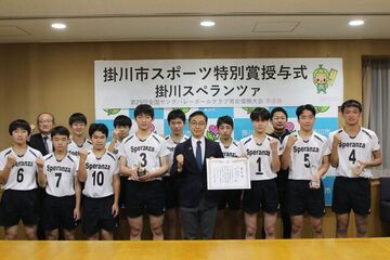 市長(中央)と教育長(後列左)とともに準優勝を喜ぶ選手ら