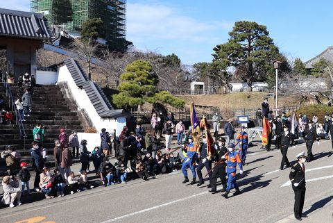 掛川城下を行進する消防団員