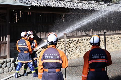 放水する大須賀第一分団の団員