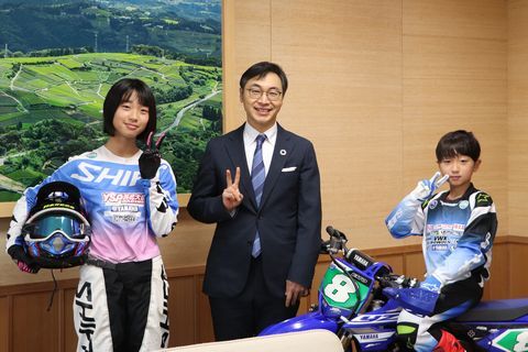 普段使用しているバイクにまたがる英飛さん(右)と明咲さん(左)