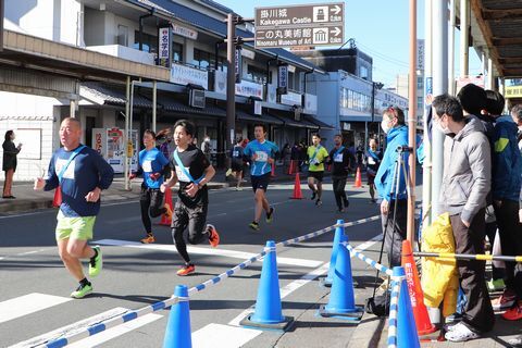 城下町を力一杯走る参加者