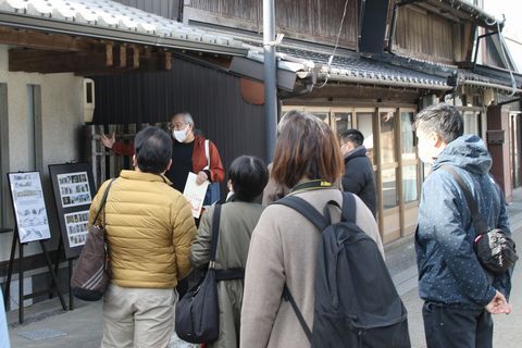 横須賀の街並みを見て回る参加者