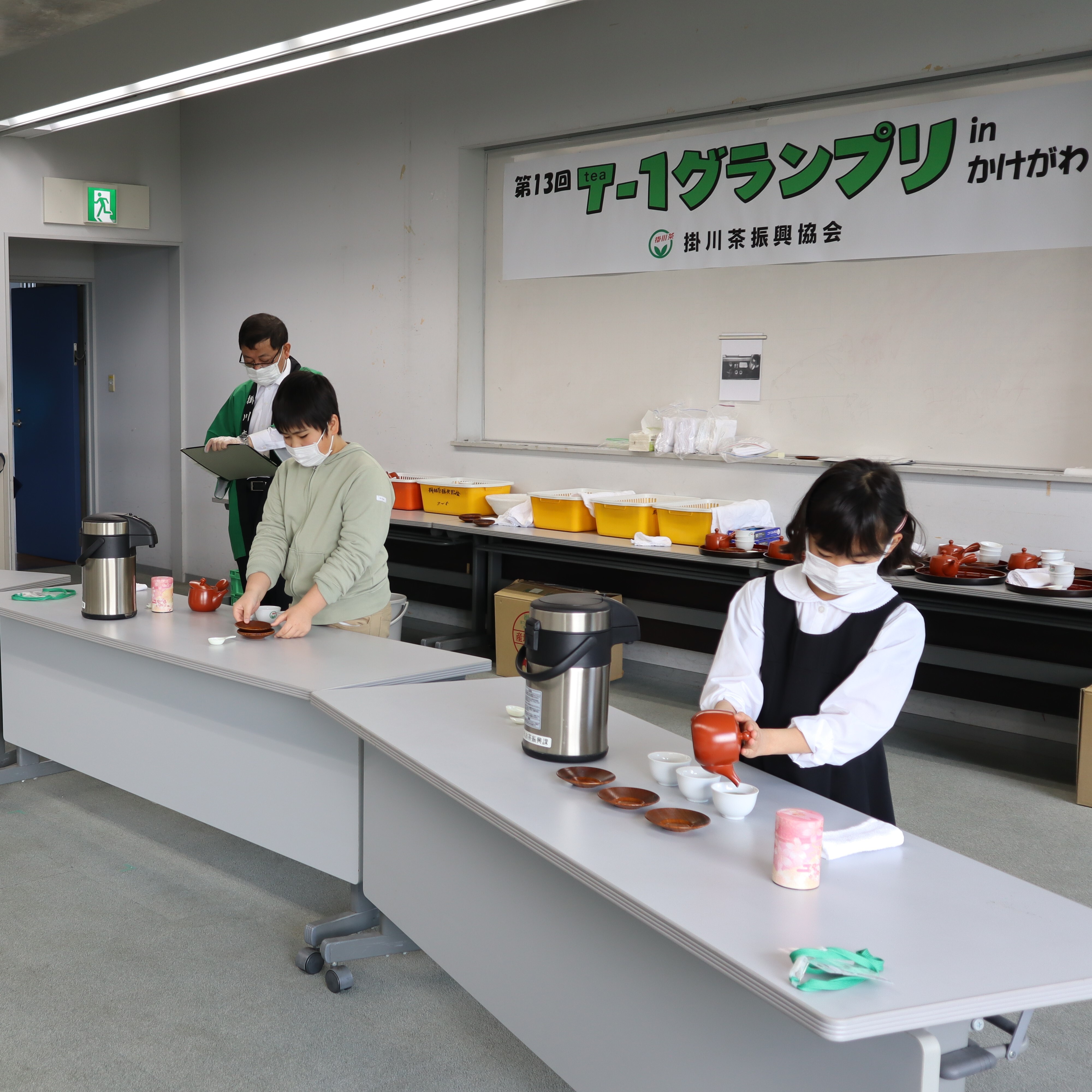 お茶のいれ方競技の様子