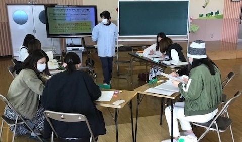 佐束幼稚園での講座の様子。講座を受ける保護者