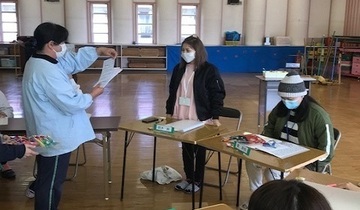 佐束幼稚園での講座の様子。園長から終了証を受け取る保護者