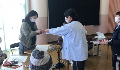 佐束幼稚園での講座の様子。園長から終了証を受け取る保護者