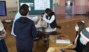 佐束幼稚園での講座の様子。園長から終了証を受け取る保護者