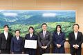 久保田市長(右から3番目)に全国出場を報告した部員