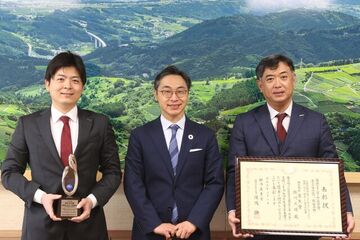 賞状を掲げる長谷川工場長（右）と大貫さん（左）