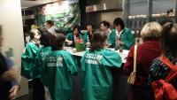 地下懇親会場にて、日本食のケータリングを食べる参加者