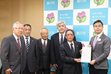 久保田市長(右)に要望書を提出した区長会連合会のみなさん