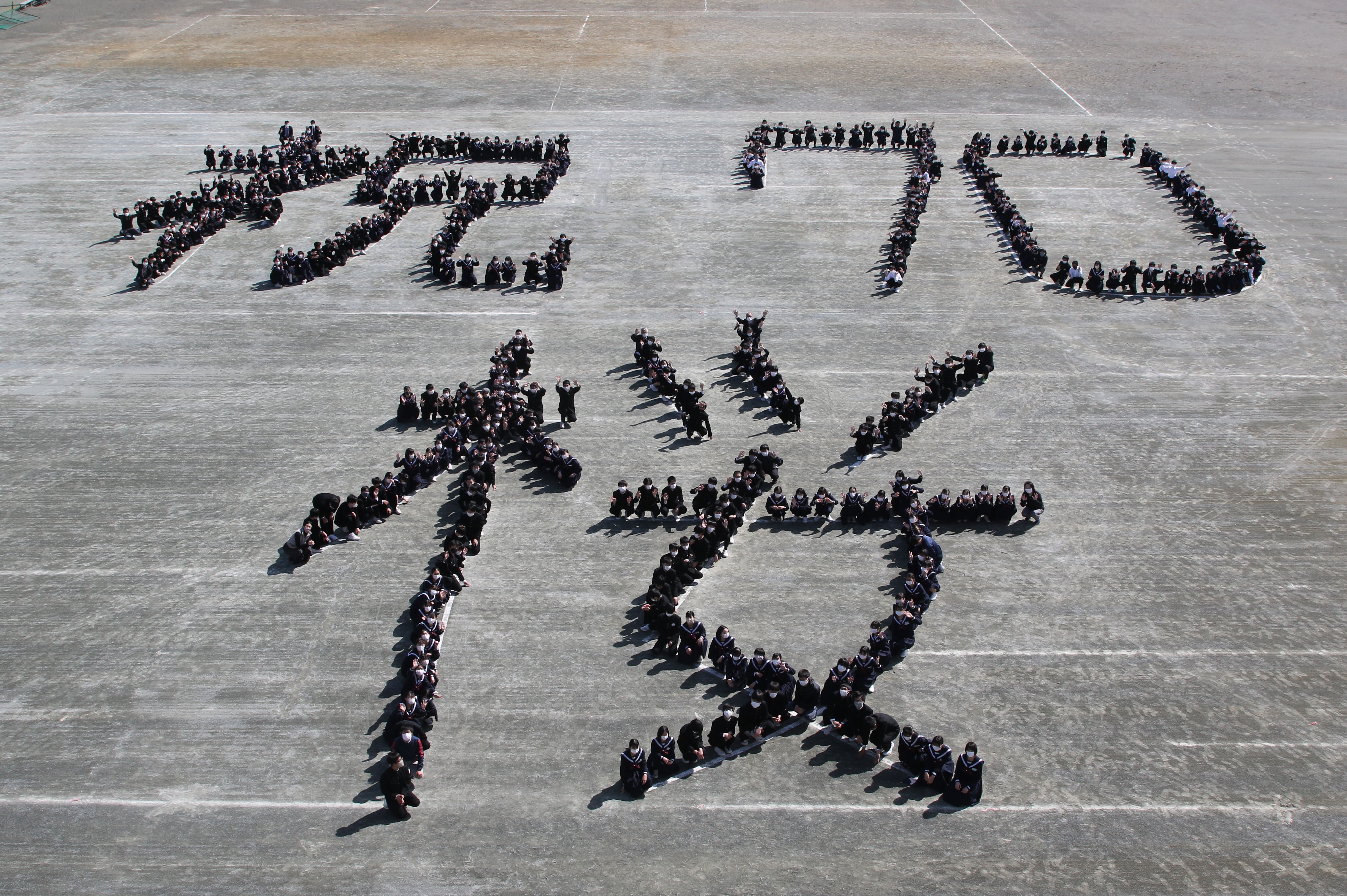 2023年3月7日 創立70周年を記念 桜が丘中で人文字撮影 - 掛川市