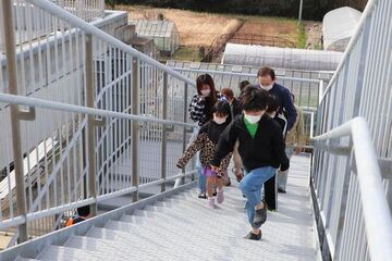 菊浜の津波避難タワーに避難する住民