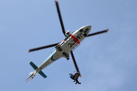 ヘリコプターで救助される傷病者役の隊員