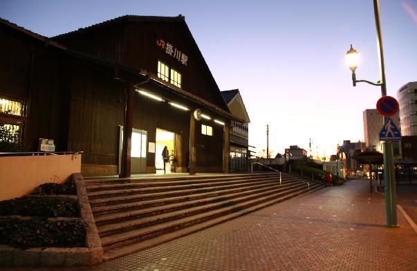 街灯に照らされた掛川駅木造駅舎の外観
