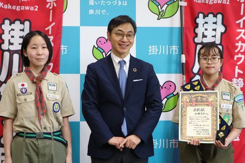 喜びを報告した安間さん(左)と岩瀬さん(右)