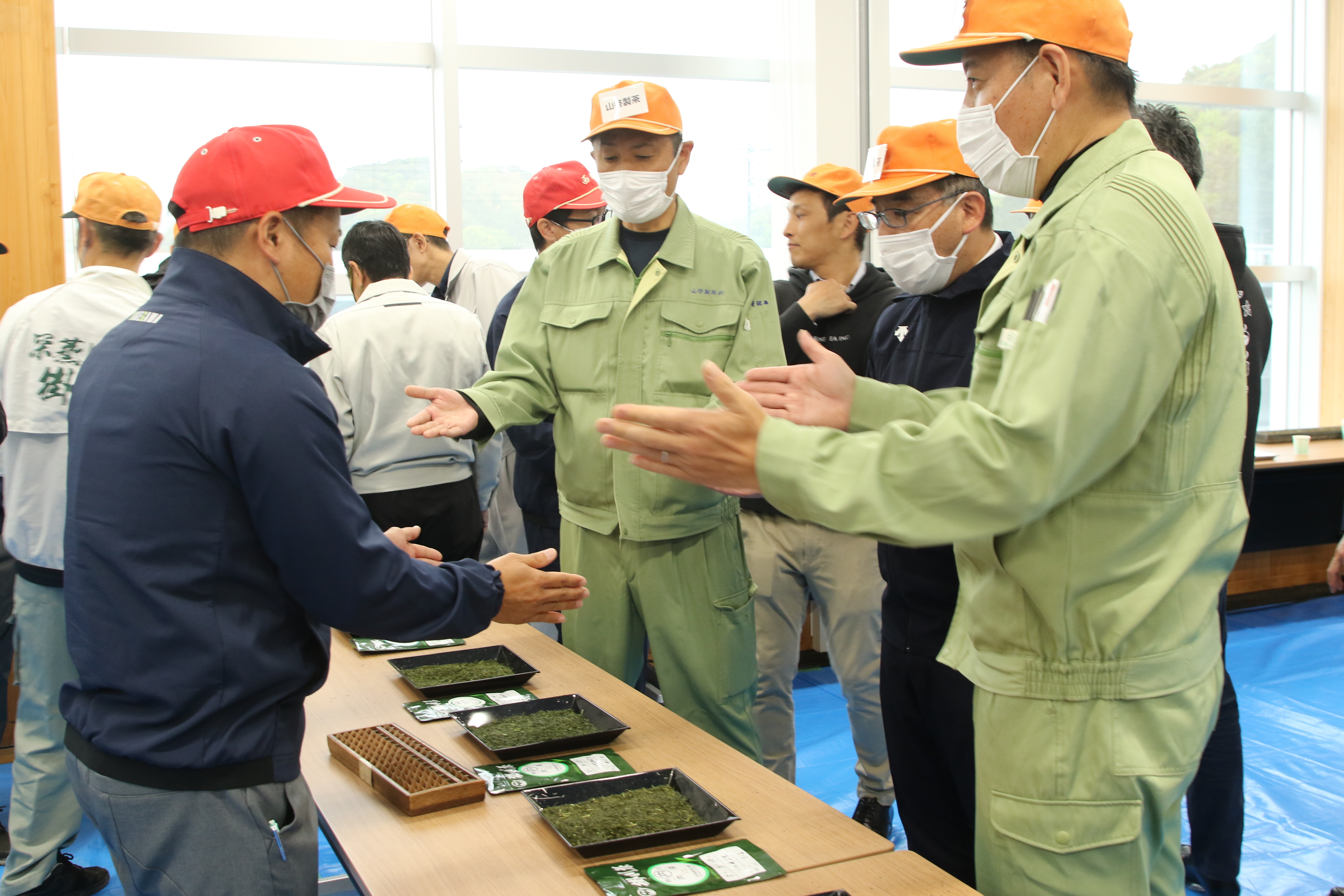 取引を成立させ手打ちをする生産者と茶商社