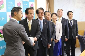 提言書を手渡す市議