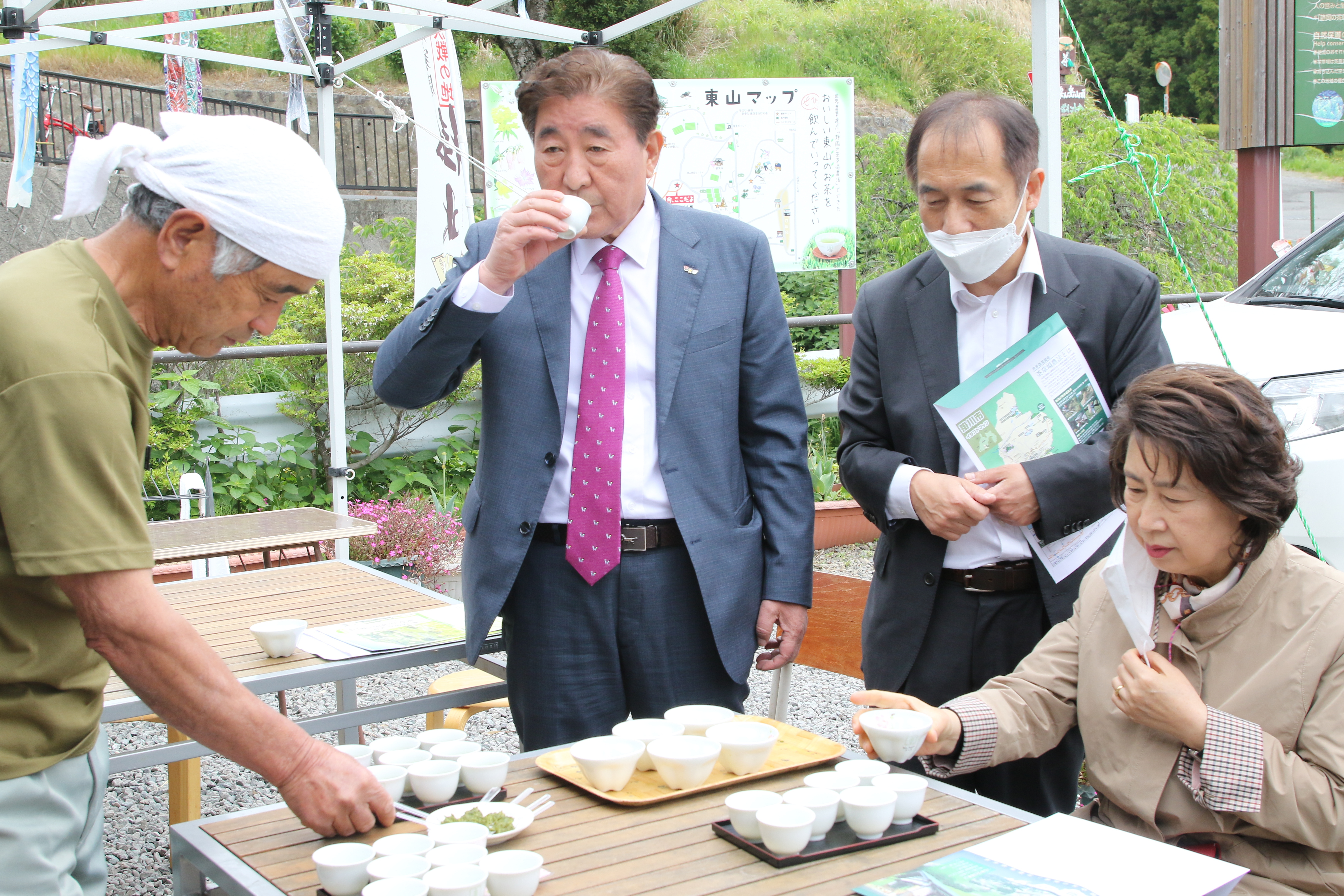 お茶を味わう金郡守（左から２番目）