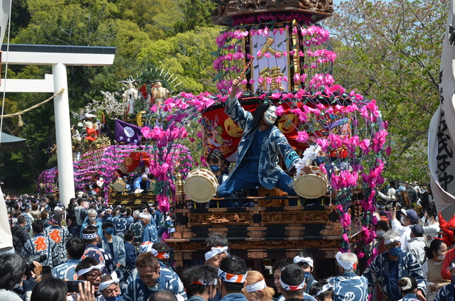 威勢のいい太鼓や笛の音に活気づく参加者