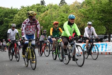 掛川市役所駐車場を出発する参加者