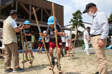 地域ボランティアから手ほどきを受ける園児