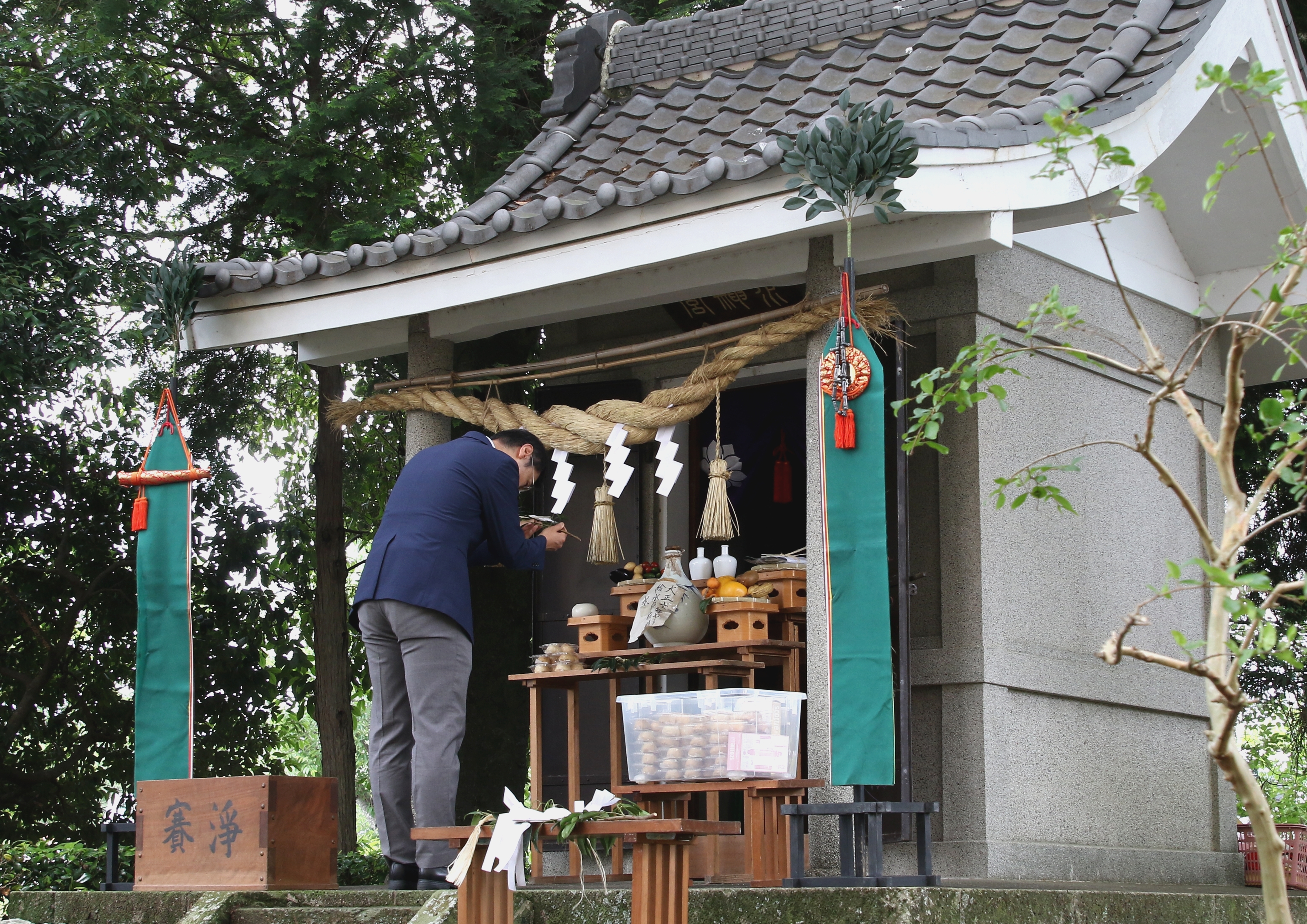 玉串を奉納する久保田市長