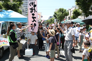 じゃんけん大会に参加する来場者（右）と出店者（左）