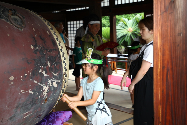 太鼓を打ち鳴らす子ども