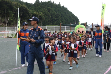 「火の用心」の掛け声をかけながら行進する園児ら