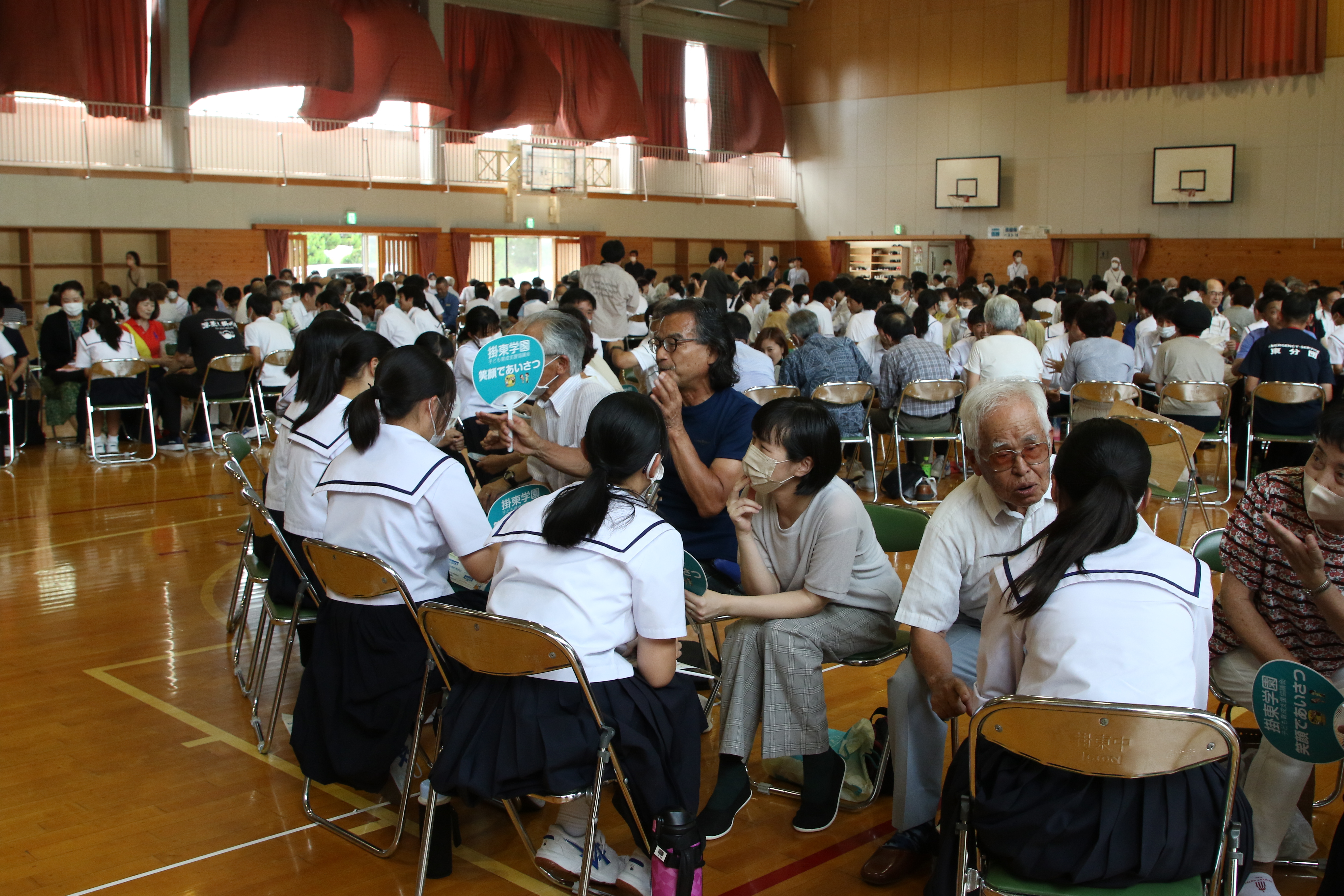 限られた時間の中で対話する生徒と地域の参加者