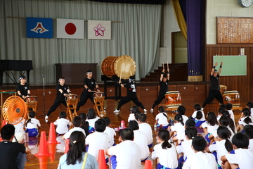 太鼓の演奏に聞き入る児童