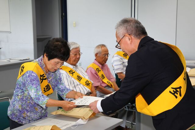 自主宣言書を提出する参加者