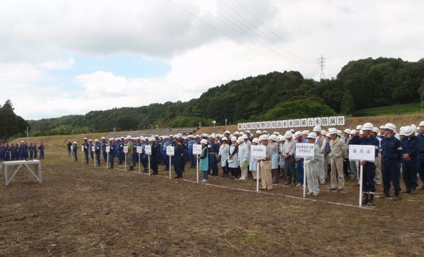 和田岡親水公園での水防演習に際し、整列している参加者ら