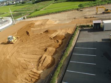 造成工事で土がならされている様子