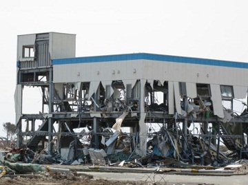 津波により、骨組みだけ残った建物の様子