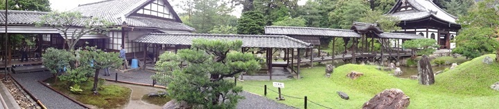 手入れされた庭園の画像で、松の木や芝生がある