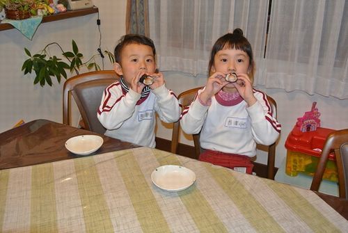 節分の太巻きを丸被りしている子供たち