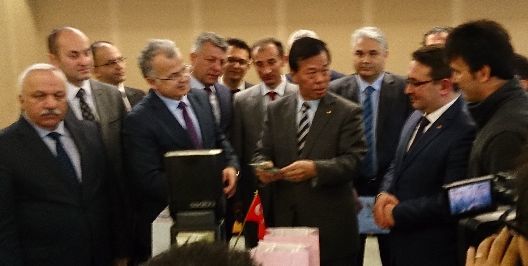 リゼ市長、リゼ商品取引所会頭や国営茶企業チャイクル社の副総裁、その他茶業関係者ら16人の皆さんと掛川市長との交流会