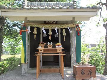 水神宮にて、地鎮祭の様子。祭壇にはお供え物が祀られている。