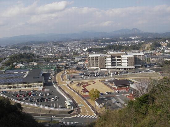 希望の丘の全体像を、近くの山の中腹から撮影した画像