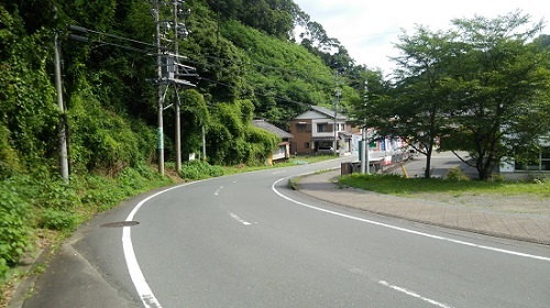 日坂宿の西の入口を左から右にカーブしている道路から見た画像