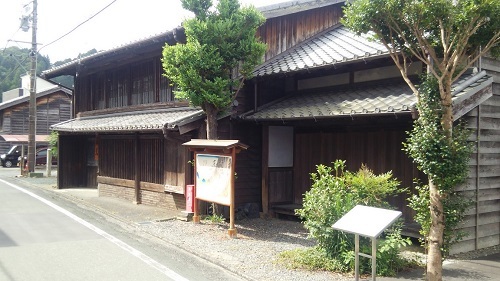 藤文かえでやの木造家屋の画像。道路に面した家の前に、案内看板がある