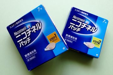 ニコチネルパッチのステップ1とステップ2のパッケージ