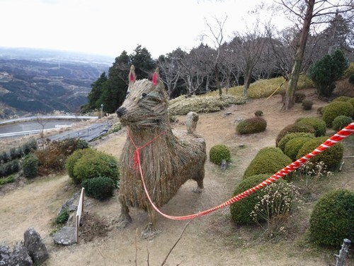 草で作られた犬のオブジェ