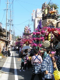 大きな山車が道路いっぱいに並びにぎやかな祭りの時の町並み